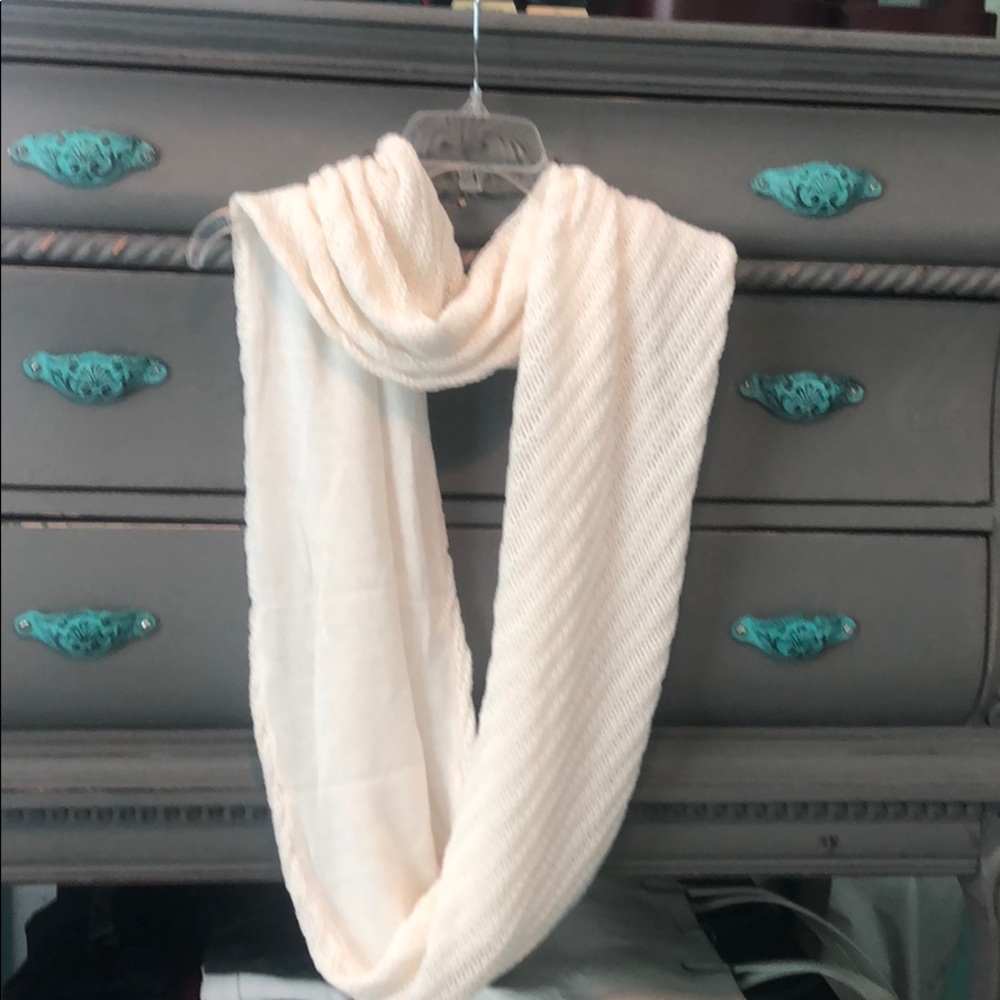 Trendy cream knitted scarf!
